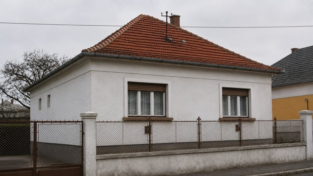 Cseréptetős családi ház a korszerűsítés előtt, régi ablakokkal
