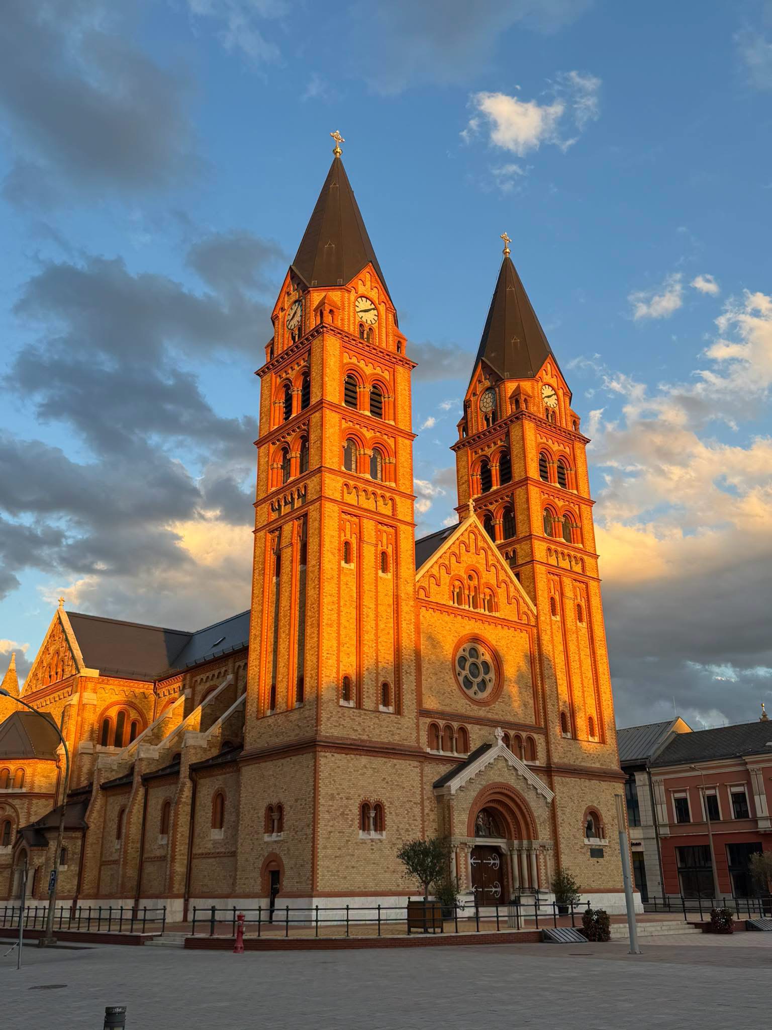 Nyíregyházi városkép a kéttornyú templommal, esti fényben